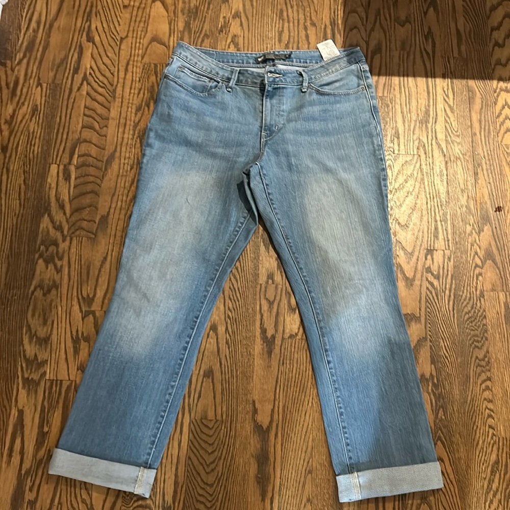 Levi’s bold Curve Silhoutte